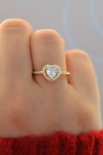 ⁦خاتم من الاحجار الكريمه على شكل قلب⁩ - الصورة ⁦2⁩