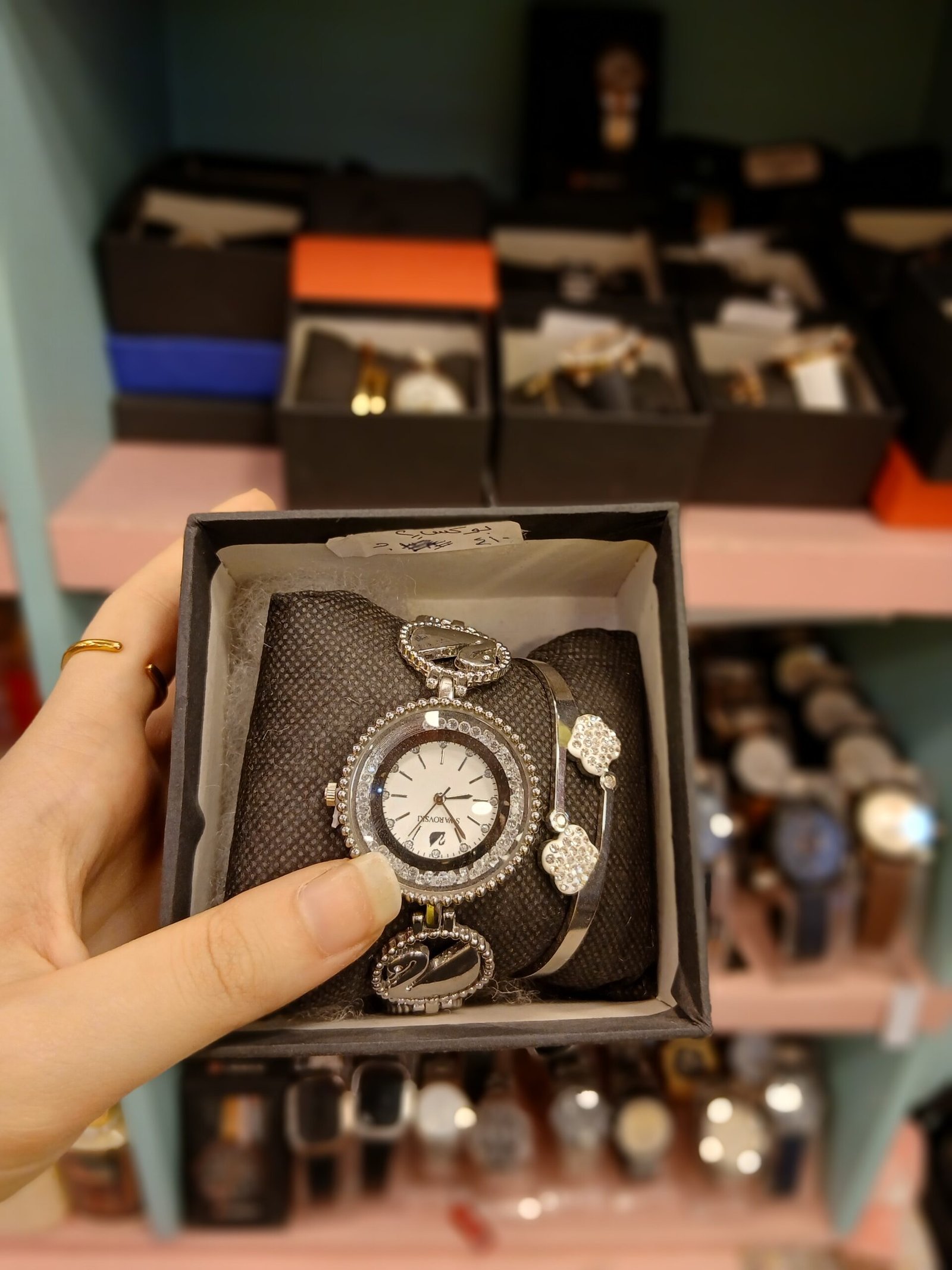 ٢٠٢٥١١٢٥_١٨٣٠١٦ ساعه حريمي بالبرسلت بتاعتها - الصورة 1